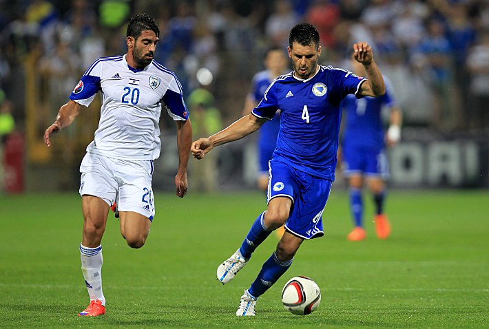 С мячом Эмир СПАХИЧ. Фото REUTERS