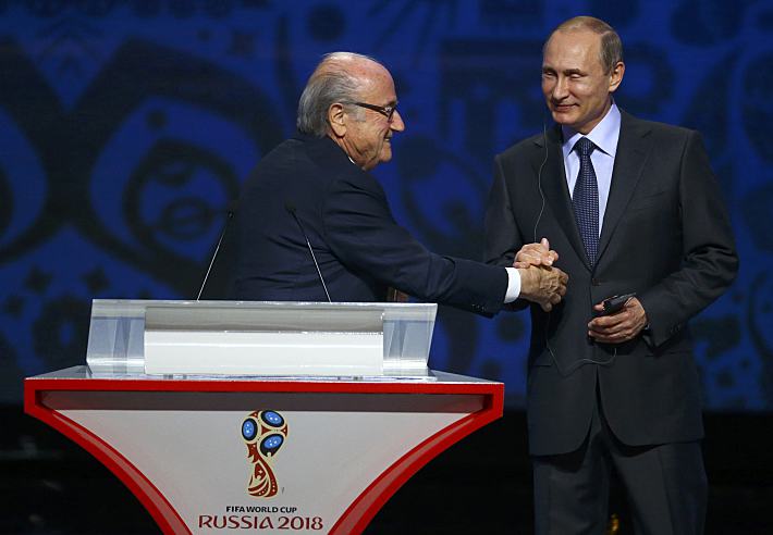 Глава ФИФА Зепп БЛАТТЕР и президент России Владимир ПУТИН на жеребьевке ЧМ-2018. Фото - REUTERS
