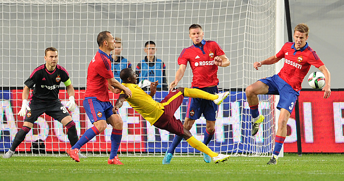 Сергей ИГНАШЕВИЧ, Кирилл НАБАБКИН и Понтус ВЕРНБЛУМ обороняют ворота Игоря АКИНФЕЕВА. Фото Алексей ИВАНОВ,