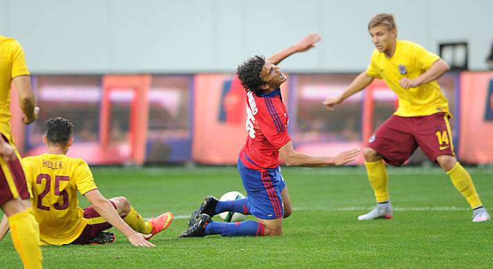 Роман ЕРЕМЕНКО заработал 11-метровый, но в целом провел игру не очень ярко. Фото Алексей ИВАНОВ,