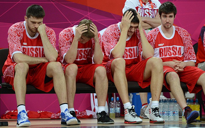 10 августа 2012 года. Лондон. Испания - Россия - 67:59. Россияне Евгений ВОРОНОВ, Дмитрий ХВОСТОВ, Семен АНТОНОВ и Сергей КАРАСЕВ (слева направо) во время олимпийского полуфинала. Из-за санкций наша команда рискует пропустить Игры-2016. Фото AFP