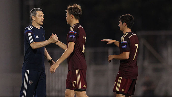 Главный тренер юношеской сборной России Дмитрий ХОМУХА с Игорем БЕЗДЕНЕЖНЫХ и Аязом ГУЛИЕВЫМ (№7). Фото Михаил ШАПАЕВ, РФС