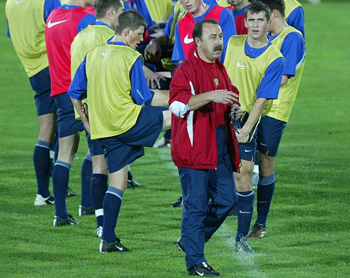 Октябрь 2002 года. Тбилиси. Главный тренер сборной России Валерий ГАЗЗАЕВ проводит тренировку перед отборочным матчем Euro-2004 с Грузией. Фото Александр ФЕДОРОВ,