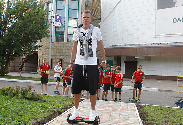 Дмитрий ТАРАСОВ и его модное средство передвижения. Фото Александр ПОГРЕБНЯК, ФК