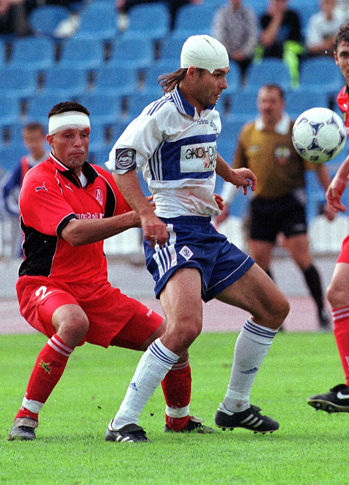 Игорь ЧЕРЕВЧЕНКО против динамовца Олега ТЕРЕХИНА. Фото Александр ФЕДОРОВ,