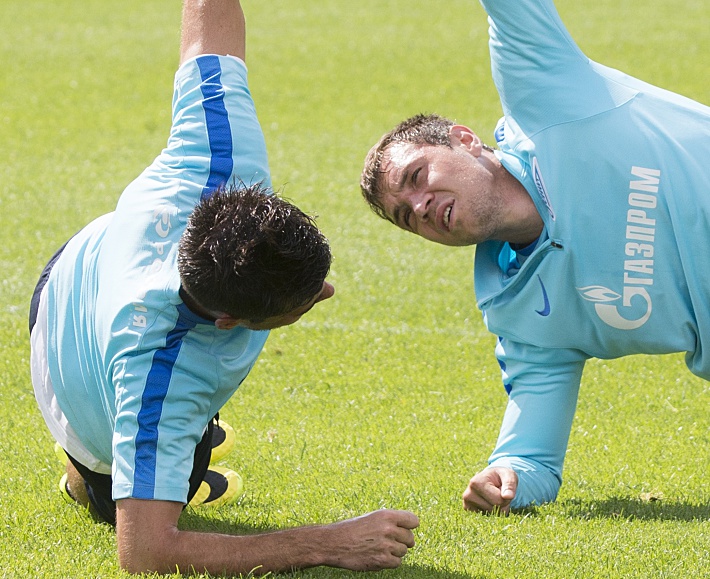 Артур ЮСУПОВ и Артем ДЗЮБА. Фото - Вячеслав ЕВДОКИМОВ, ФК