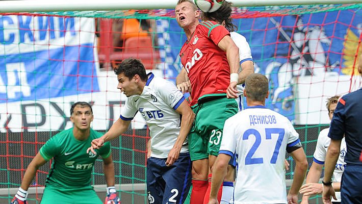 Защитник Григорий МОРОЗОВ (№2) отличился в дебютном матче за основную команду бело-голубых. Фото Алексей ИВАНОВ,